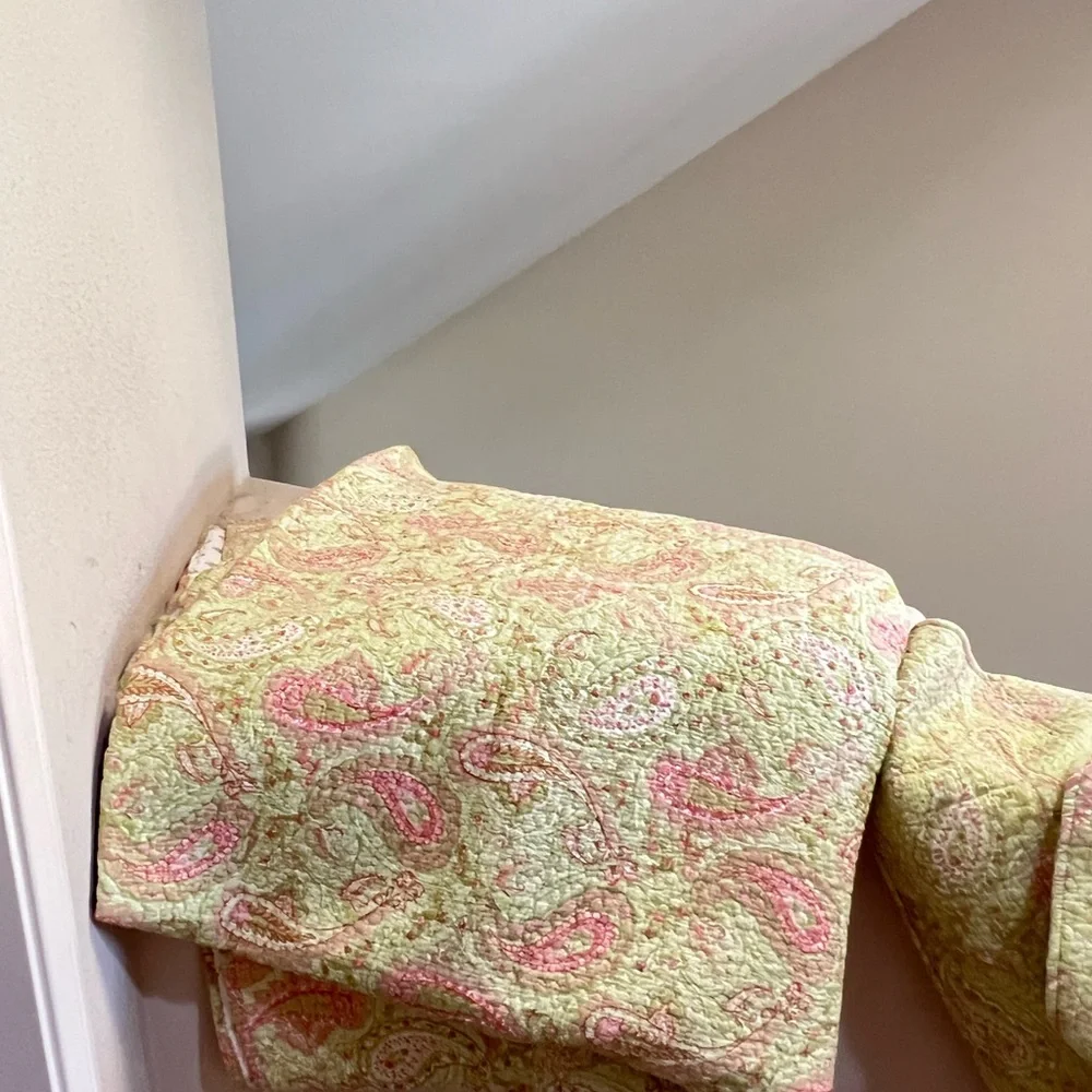 VNTG cotton Green & Pink paisley quilted twin size blanket Set with three sham